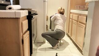 Stepmom is horny and stuck in the oven (2)